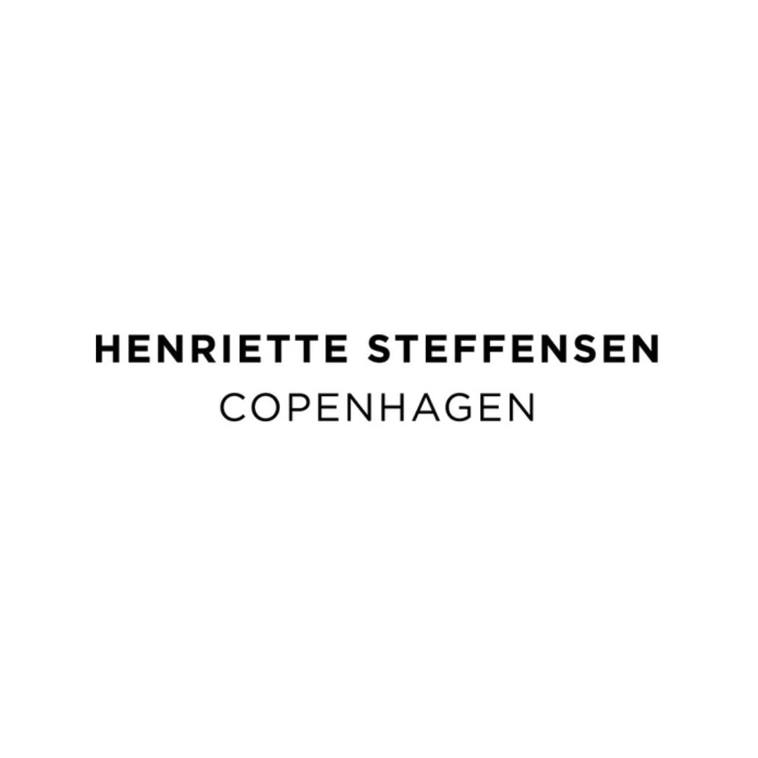 Henriette Steffensen: Dänisches Design trifft auf gemütliche Eleganz. Entdecke die Marke mit uns im FSHN Blog.